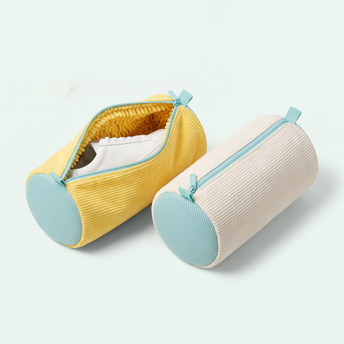 Sac de lavage pour baskets Lavissime, coloris jaune ouvert avec une basket blanche et coloris blanc fermé