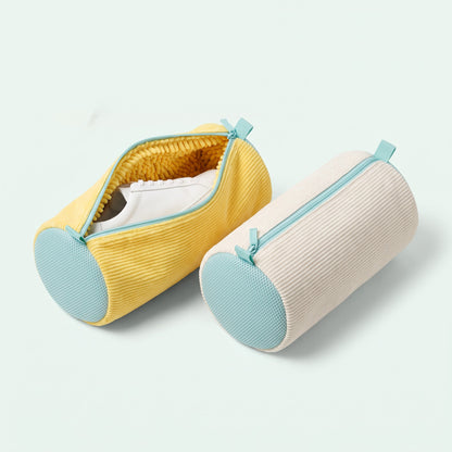 Sac de lavage pour baskets Lavissime, coloris jaune ouvert avec une basket blanche et coloris blanc fermé