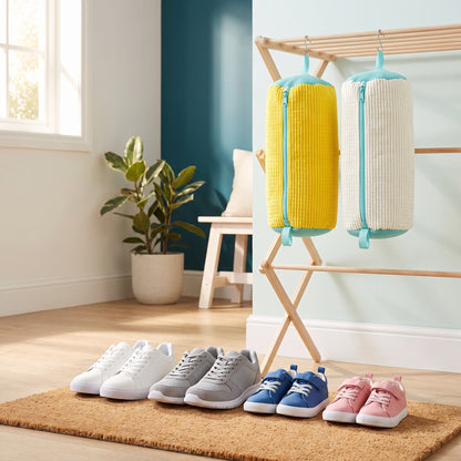 Baskets propres de toute la famille à l'entrée, sacs de lavage en train de sécher